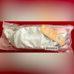 SUPREME SMALL WAIST BAG SILVER (FW22)